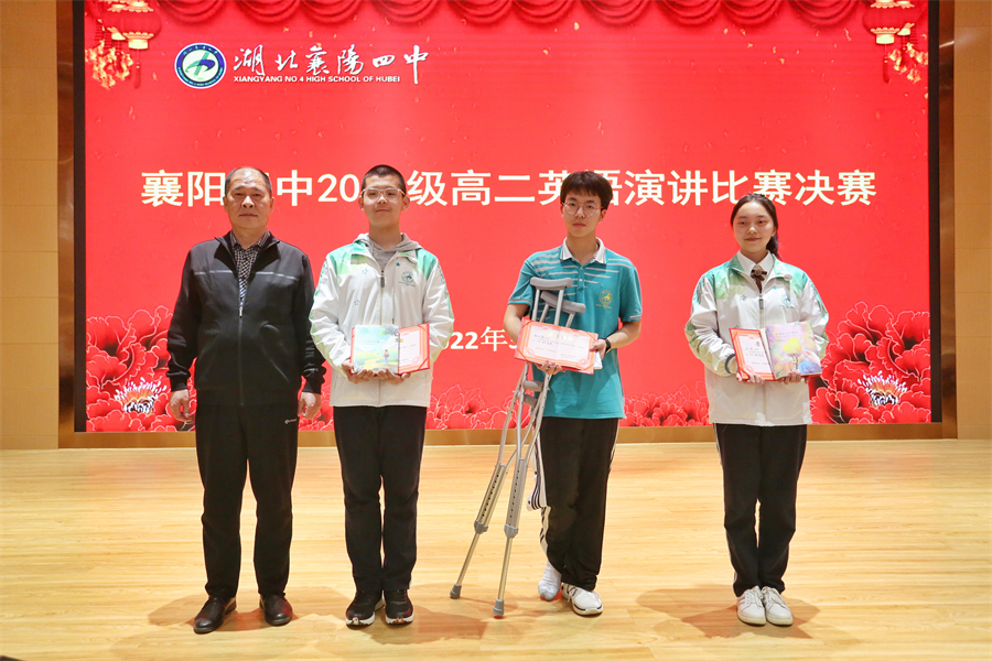 （14）王校長(zhǎng)為前三名頒獎(jiǎng).jpg